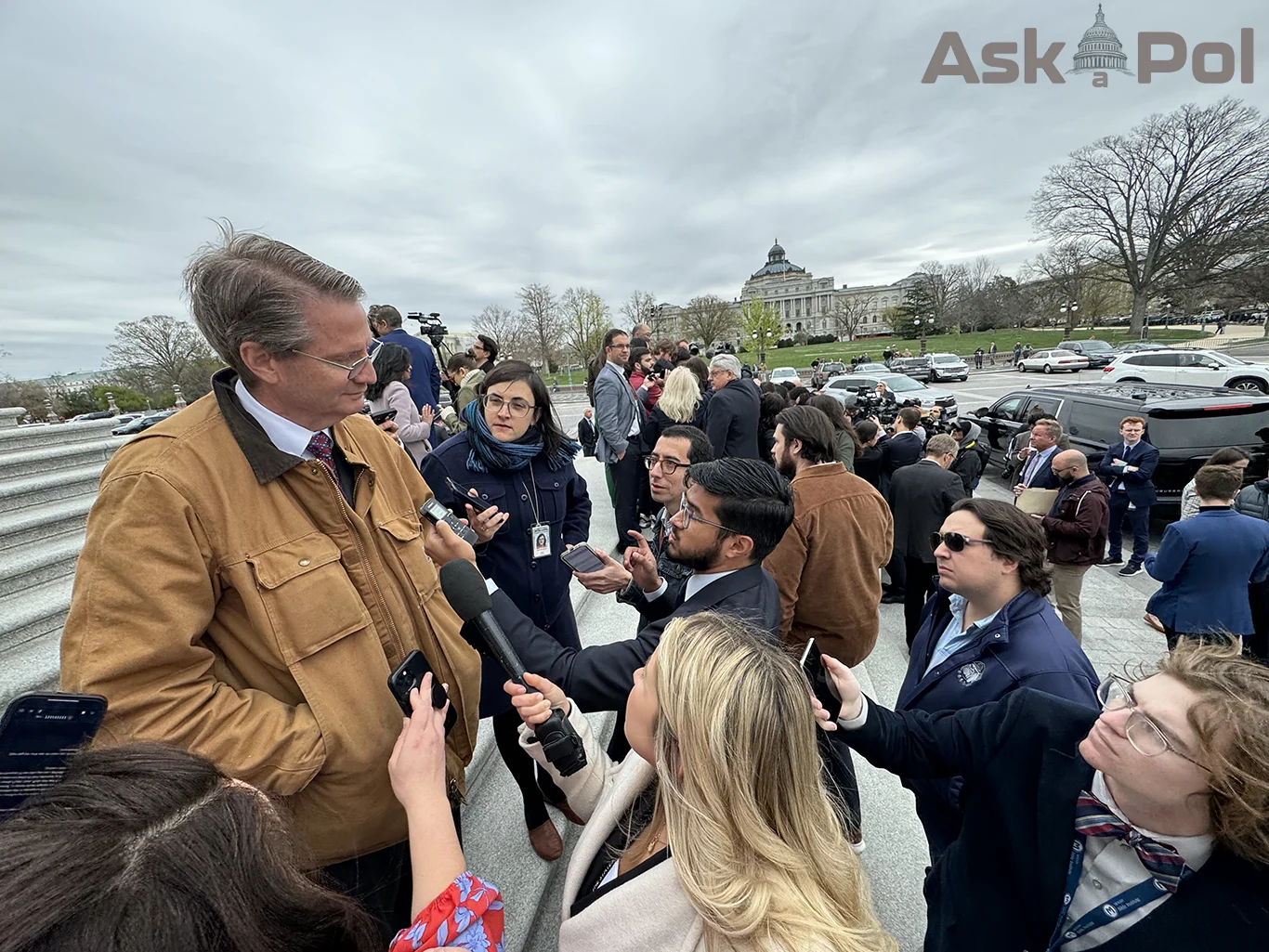 Tim Burchett fala com repórteres no Capitólio em imagem usada na cobertura do Ask a Pol