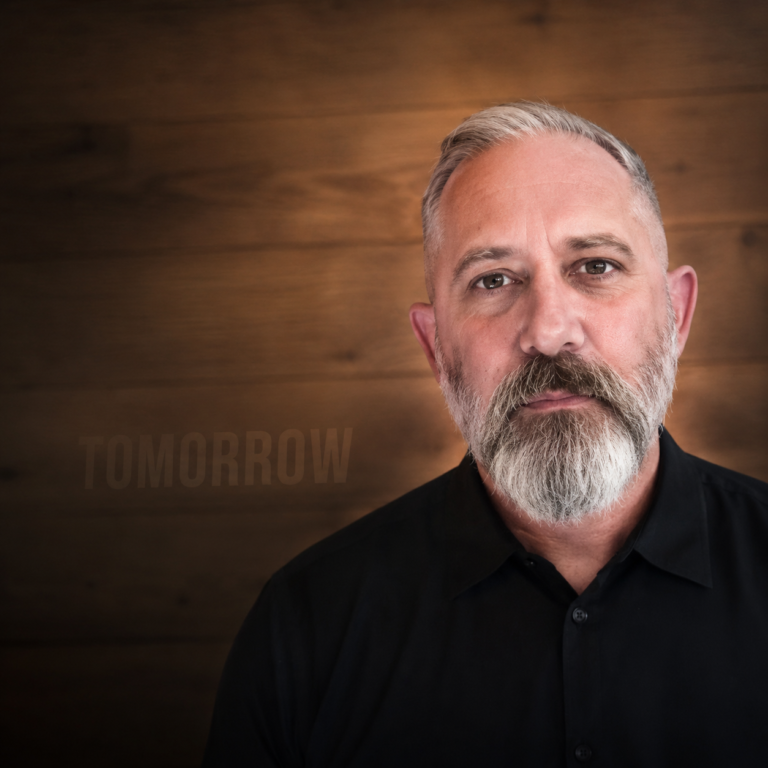 Corbell diz que liberação presidencial de arquivos UFO começa em 8 de maio enquanto Burchett fala em briefing ligado à Casa Branca